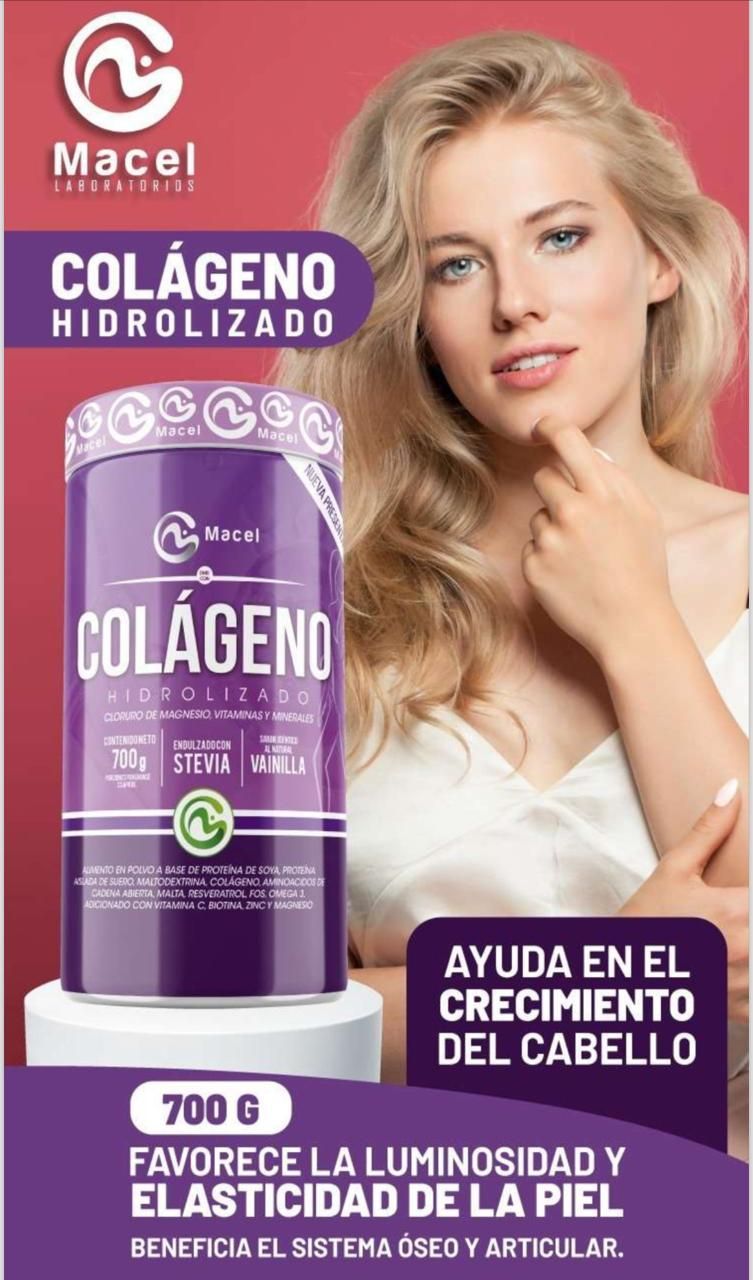Una mujer está de pie junto a una botella de colágeno.