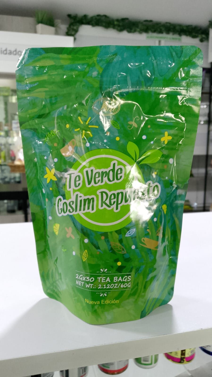 Una bolsa de té verde está en un estante.