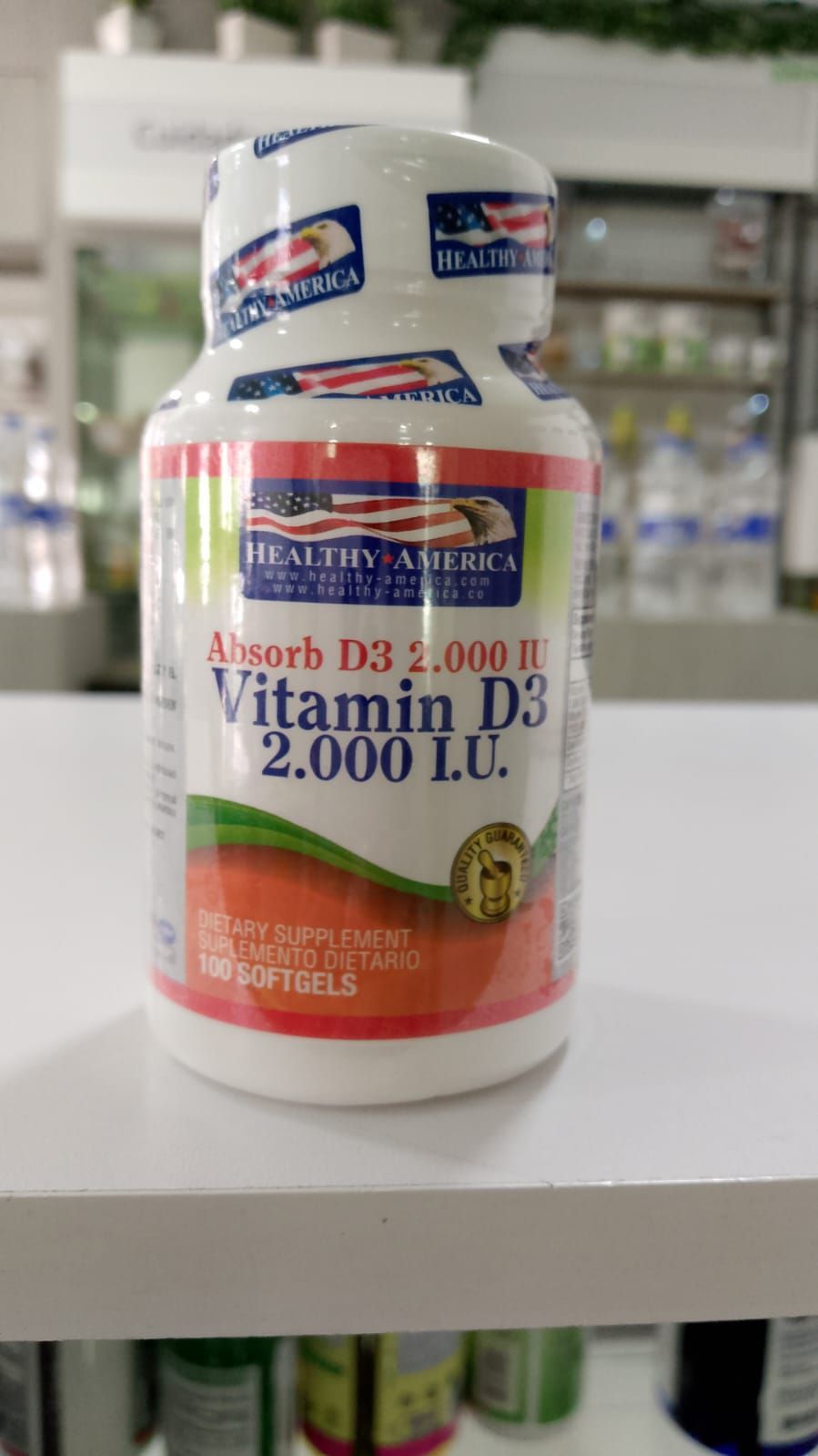 Una botella de vitamina D3 está en un estante de una tienda.