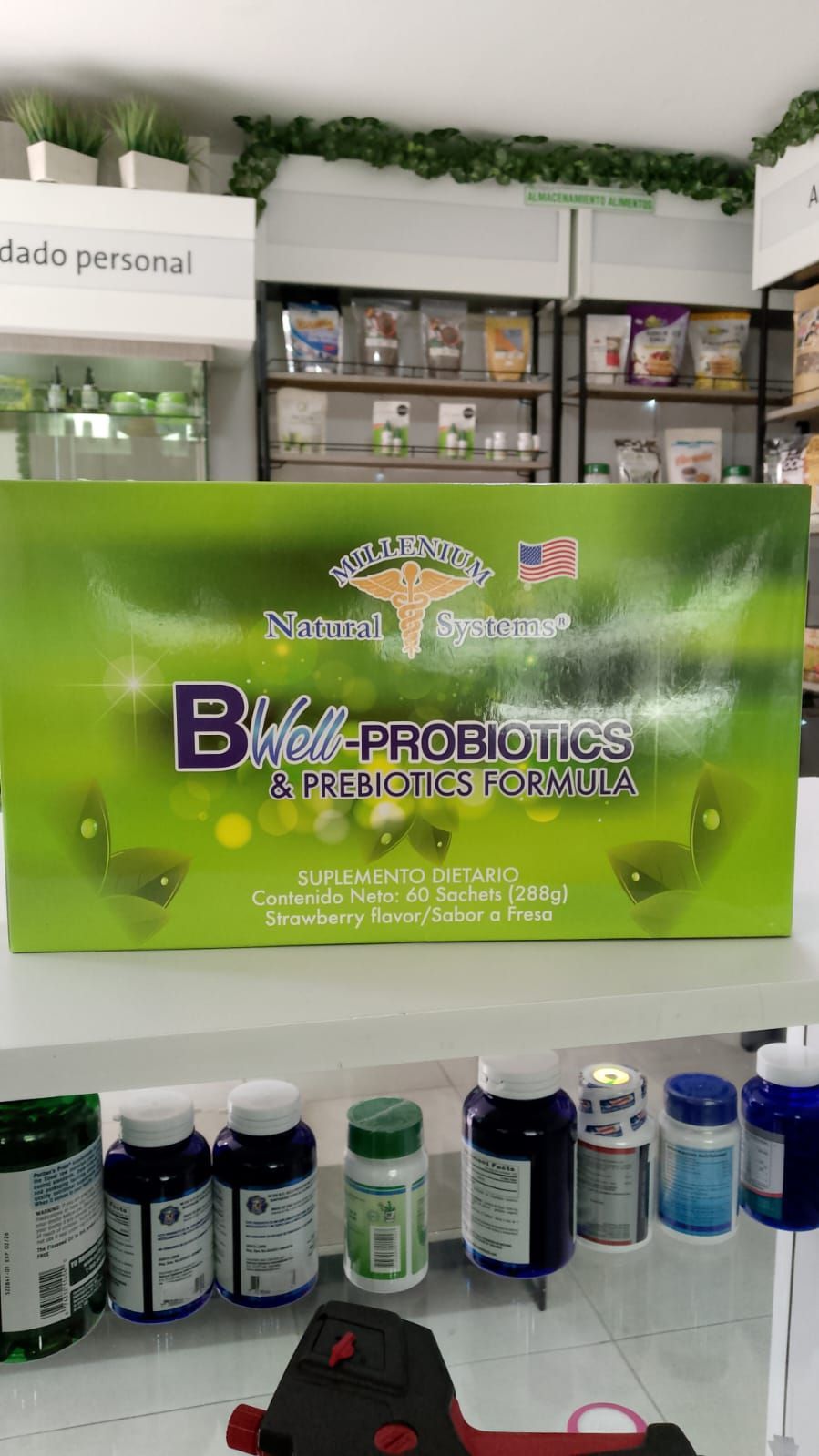 Una caja de probióticos está en lo alto de un estante en una tienda.