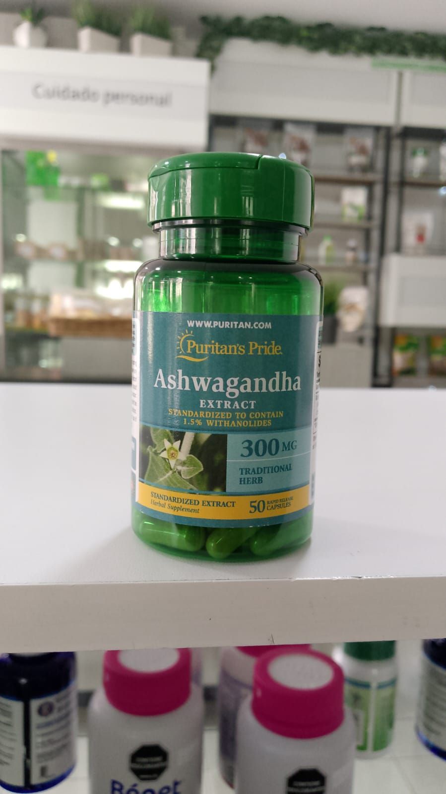Una botella de cápsulas de ashwagandha está en un estante de una tienda.