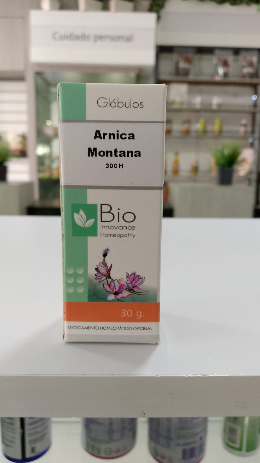 Una caja de árnica montana se encuentra en un estante de una tienda.