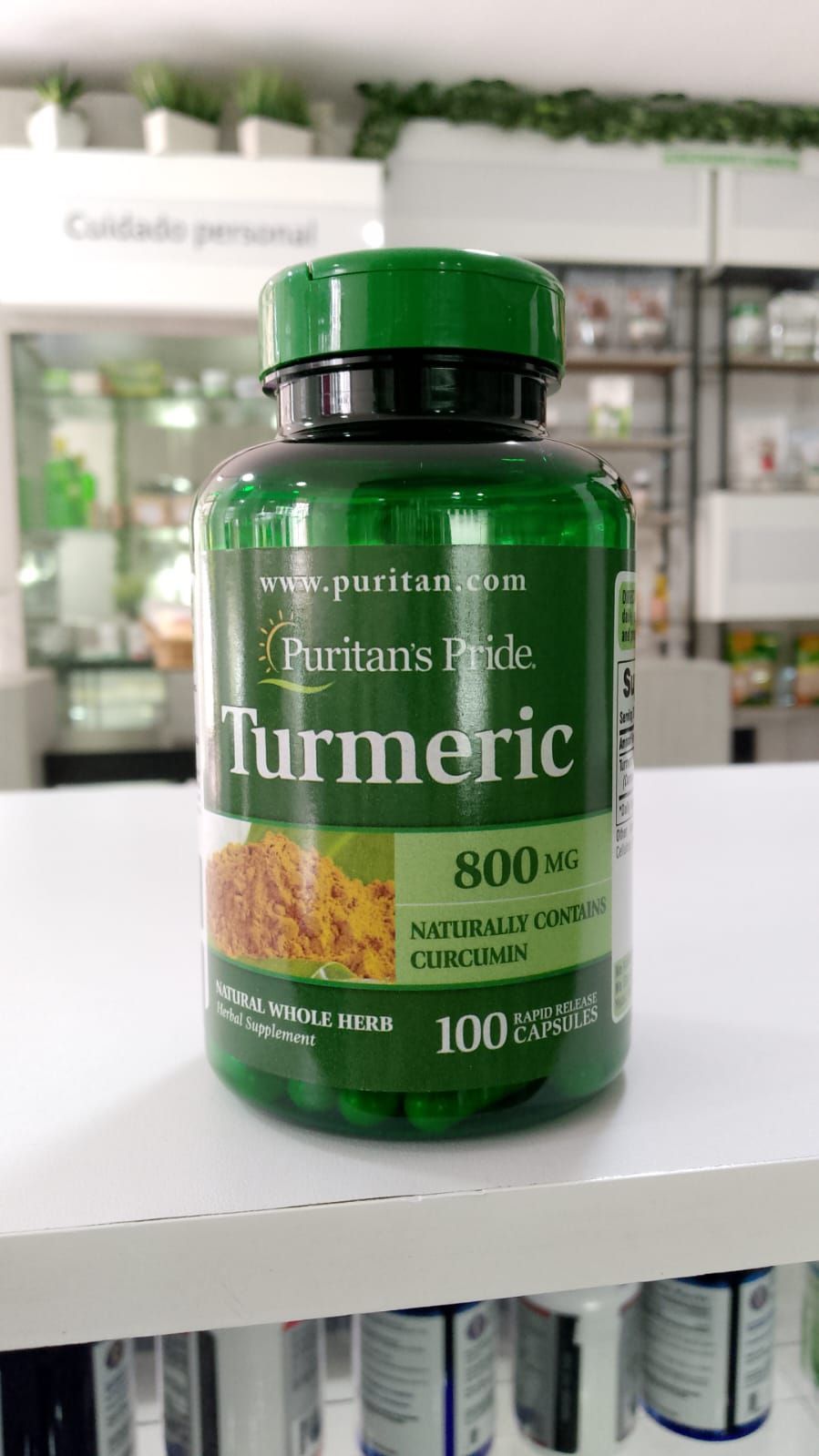Hay una botella de pastillas de cúrcuma en un estante de una tienda.