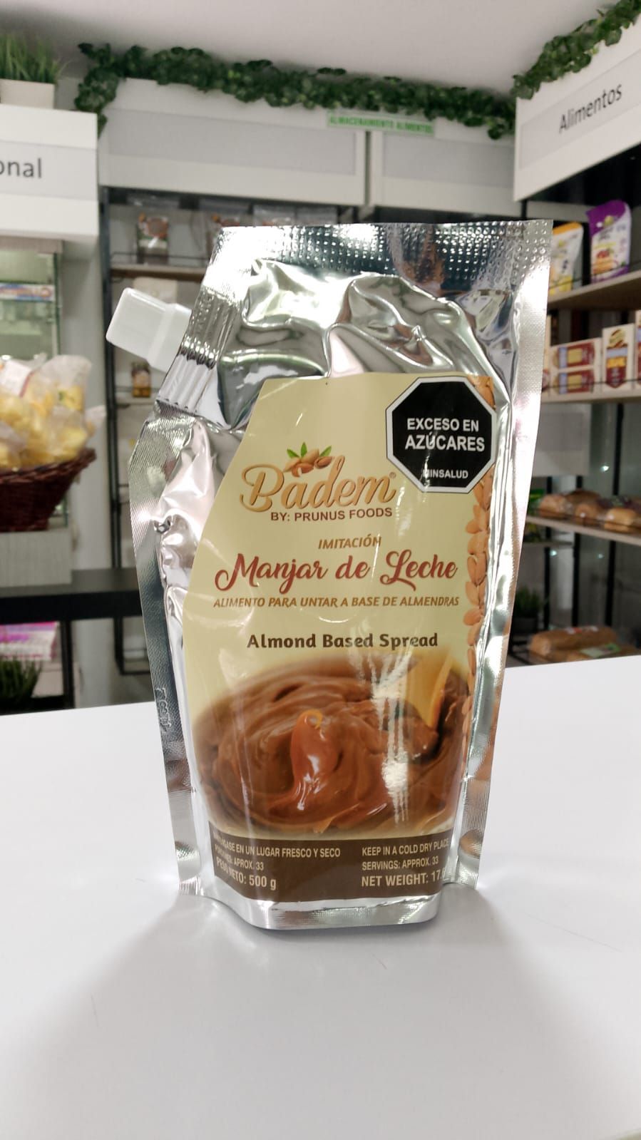 Una bolsa de salsa está sobre una mesa en una tienda.