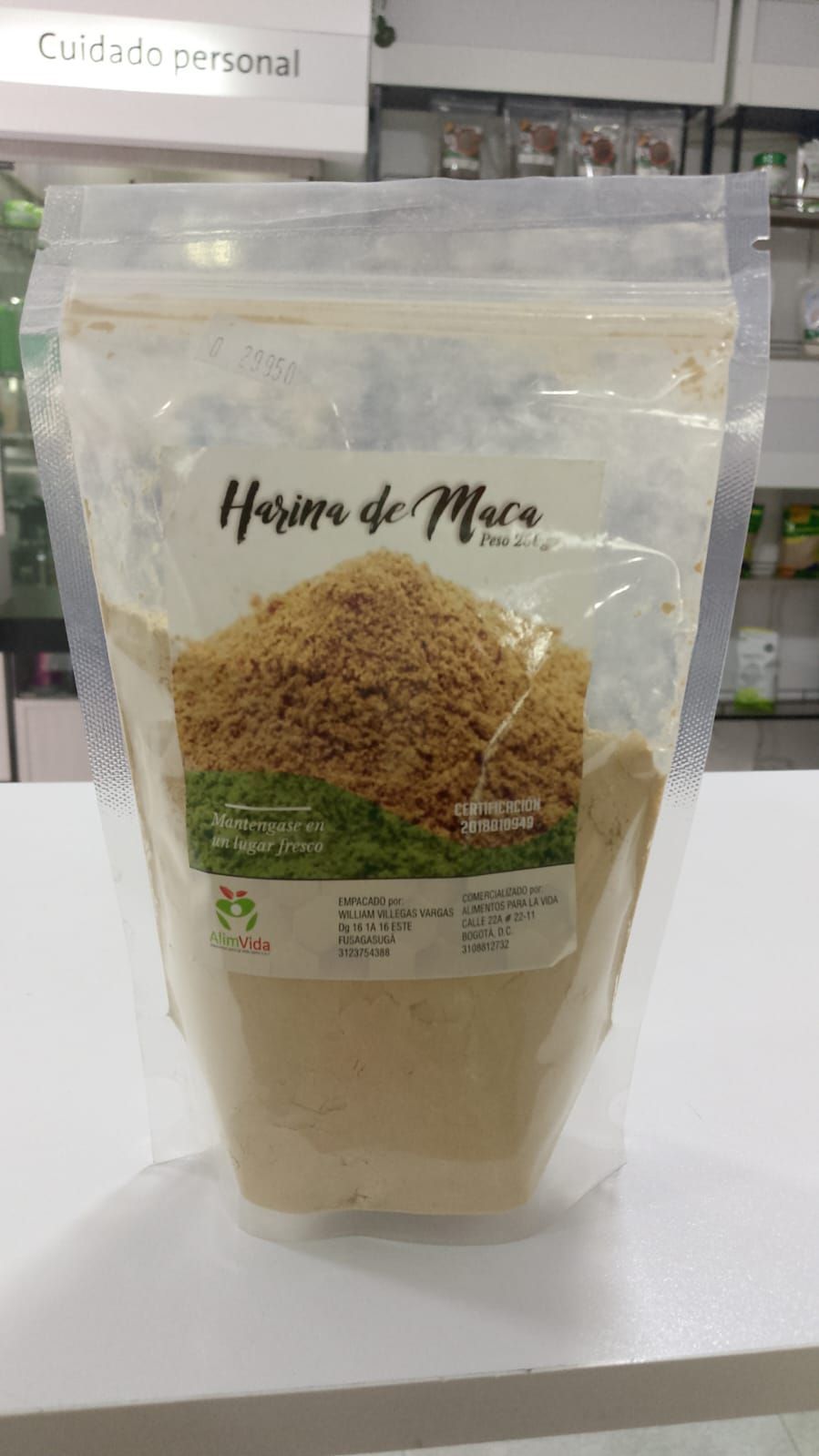 Una bolsa de polvo está sobre una mesa.