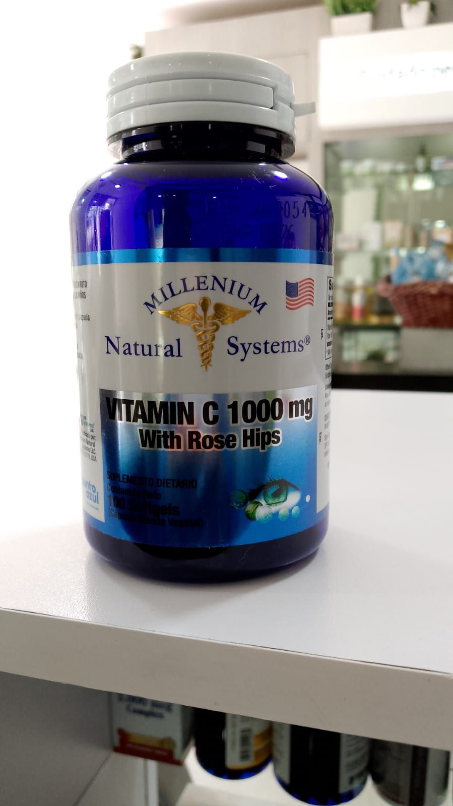 Una botella de vitamina C de 1000 mg con escaramujos está en un estante.