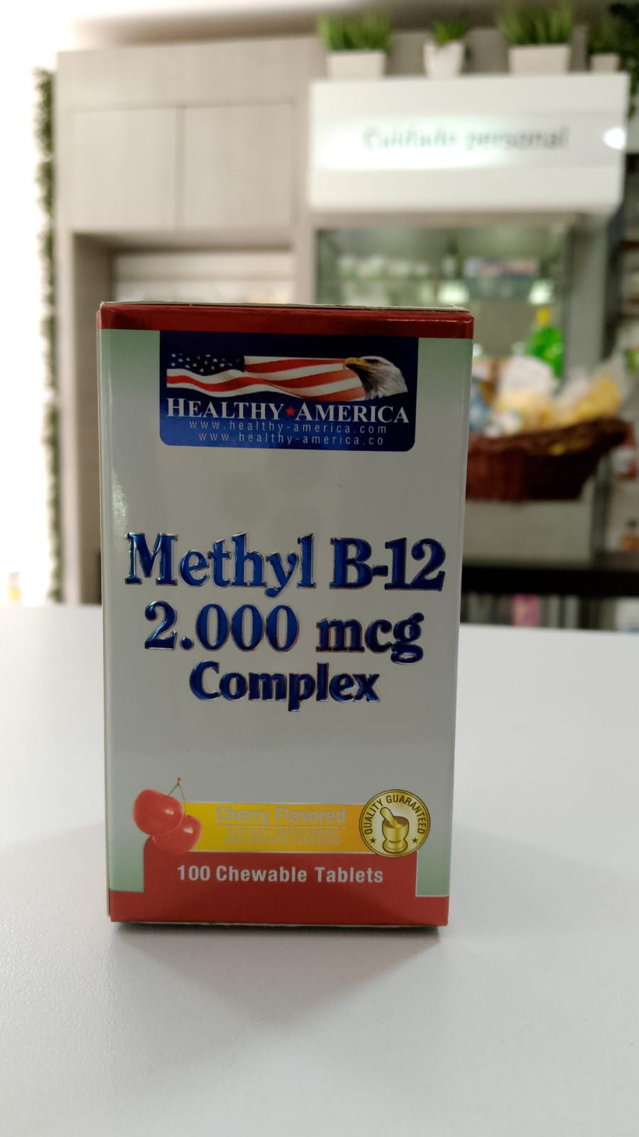Una caja de complejo de metil b-12 de 2.000 mcg está sobre una mesa.