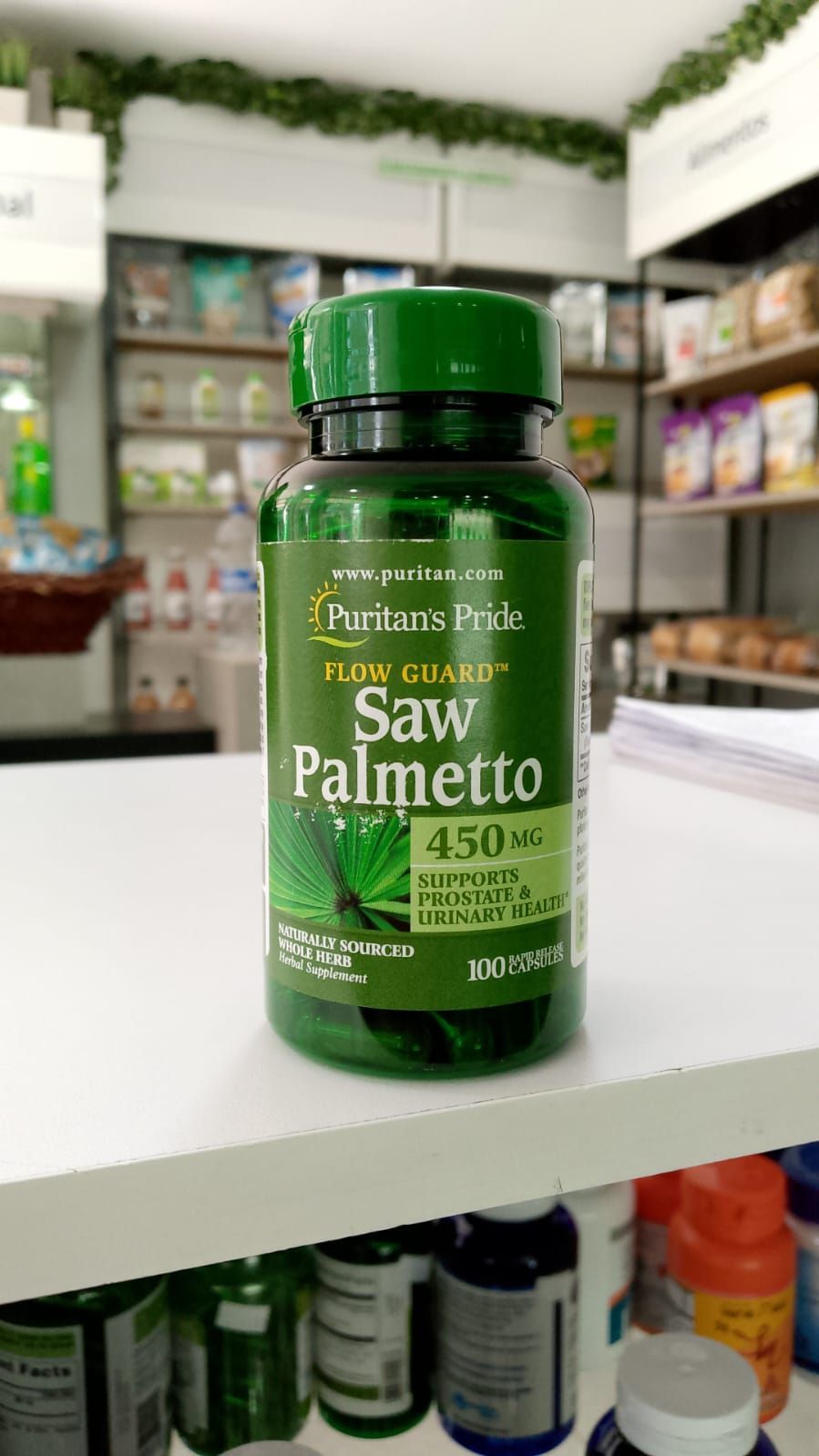 Una botella de saw palmetto está en un estante de una tienda.