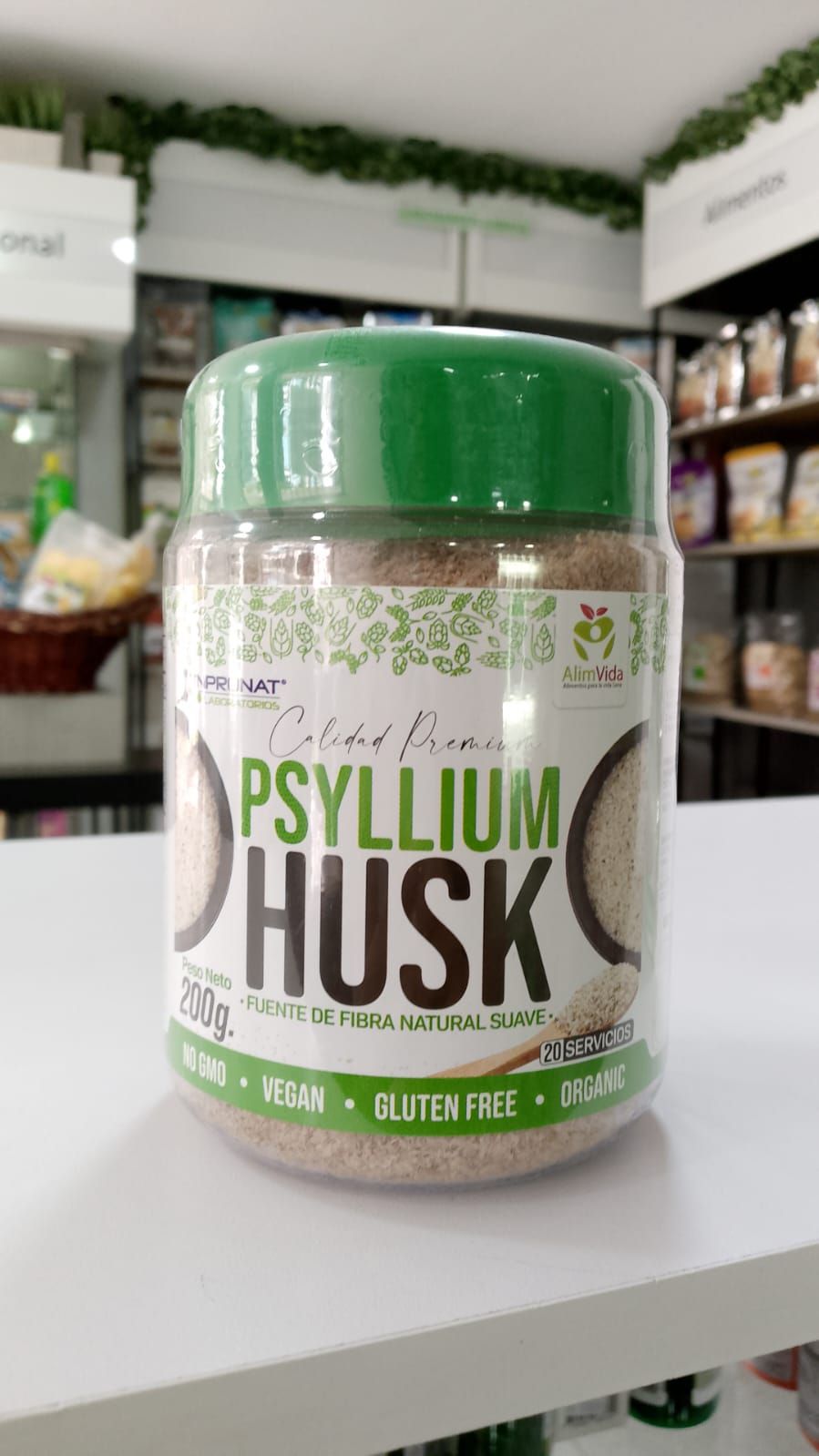Un frasco de cáscara de psyllium está en un estante de una tienda.