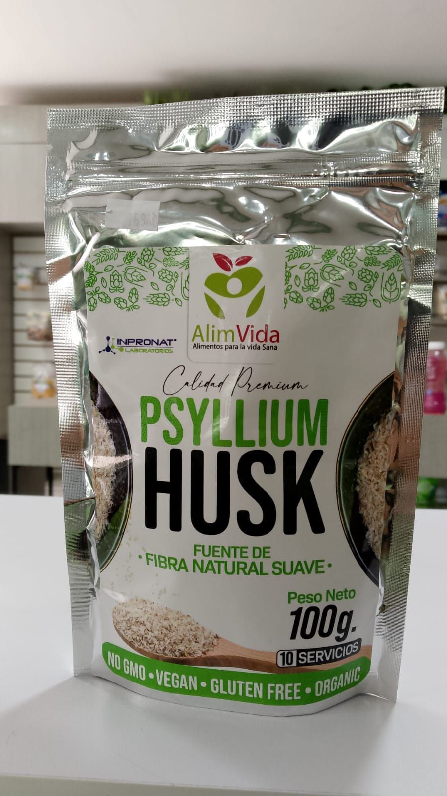 Una bolsa de cáscara de psyllium está sobre una mesa.