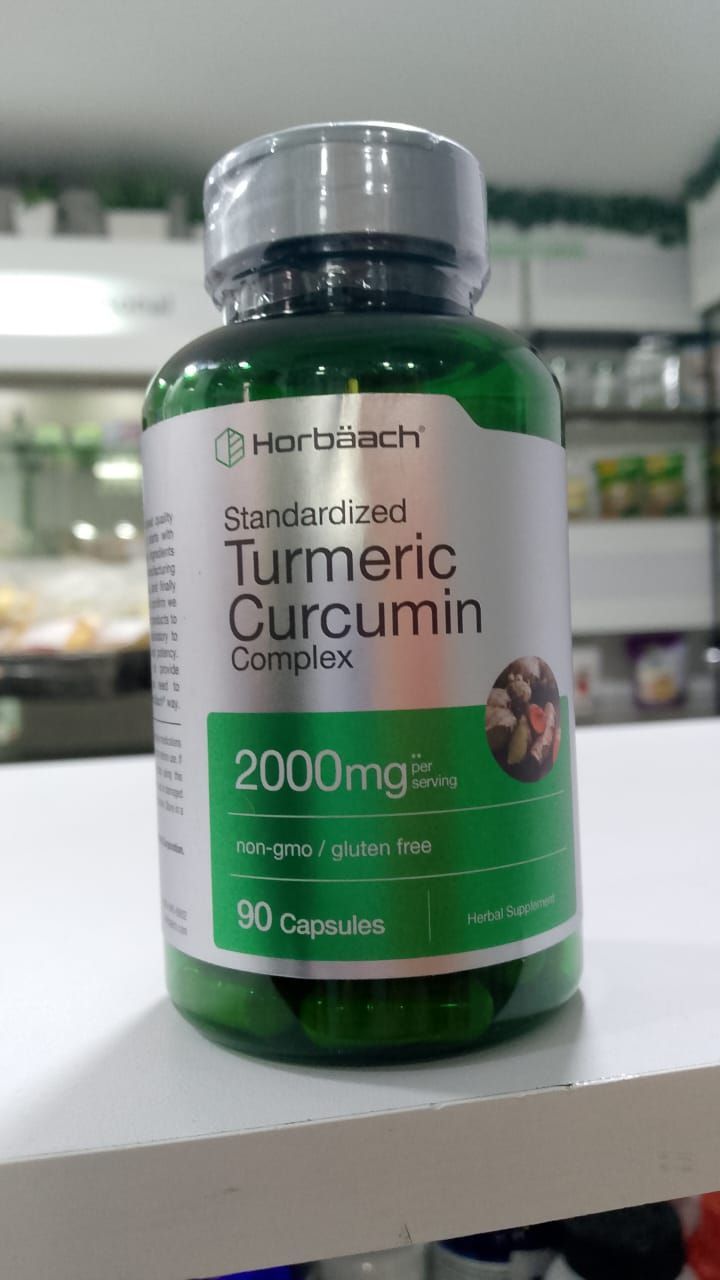 Una botella de complejo de curcumina de cúrcuma está en un estante.