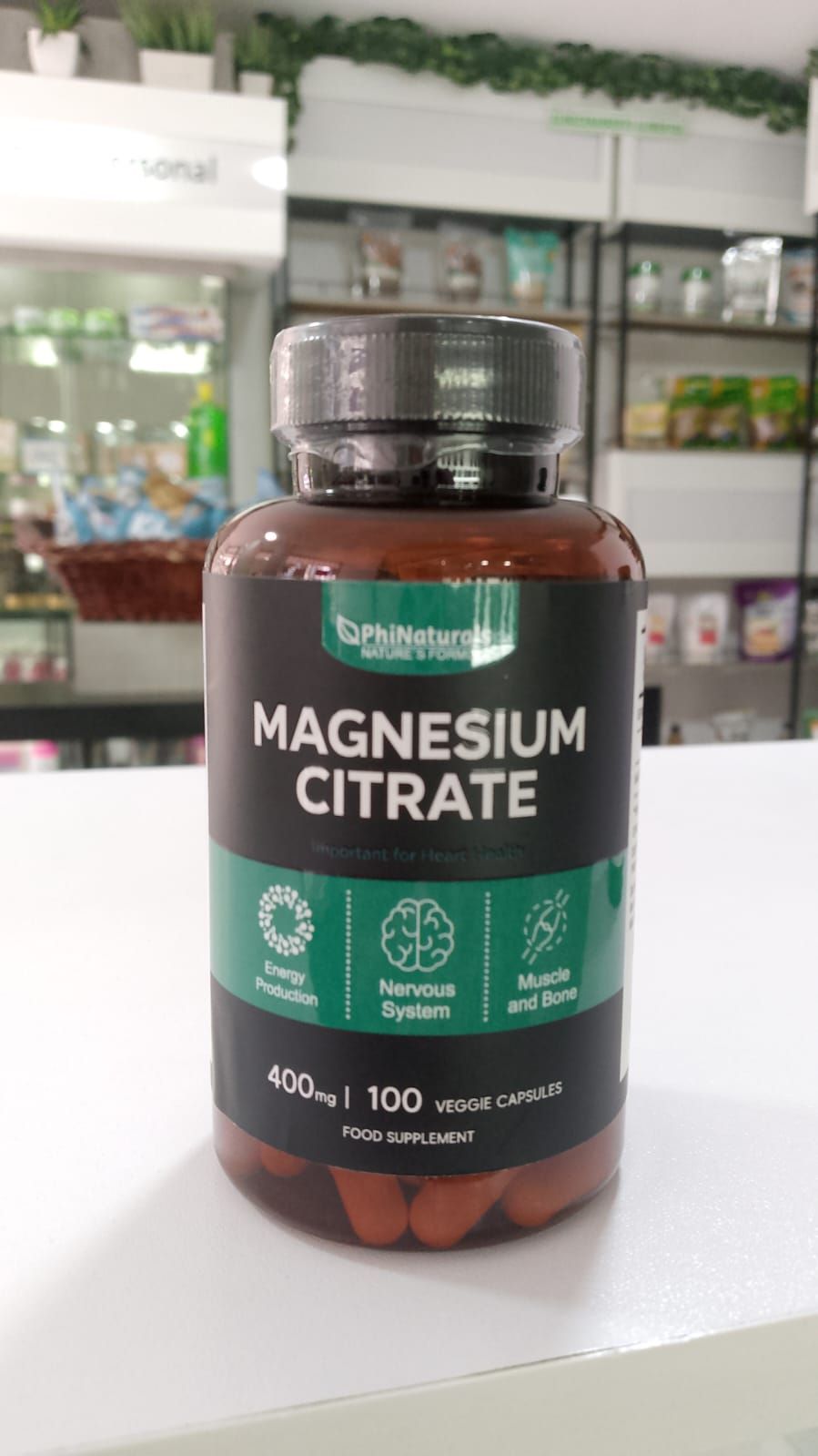 Una botella de citrato de magnesio está sobre el mostrador de una tienda.
