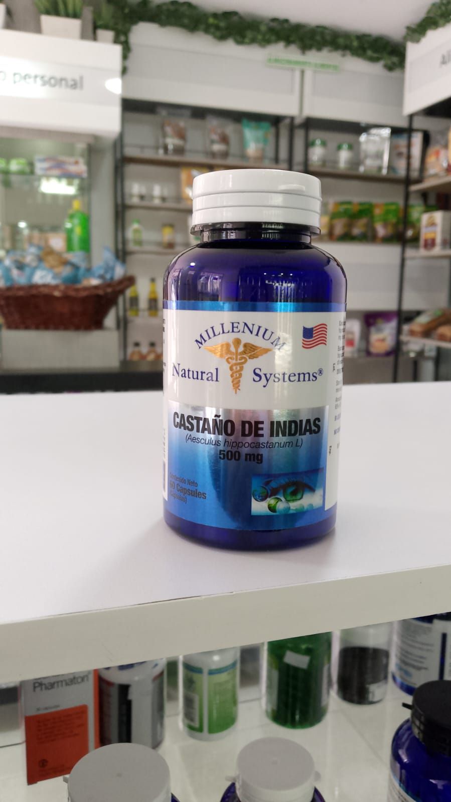 Una botella de aceite de pescado está en un estante de una tienda.