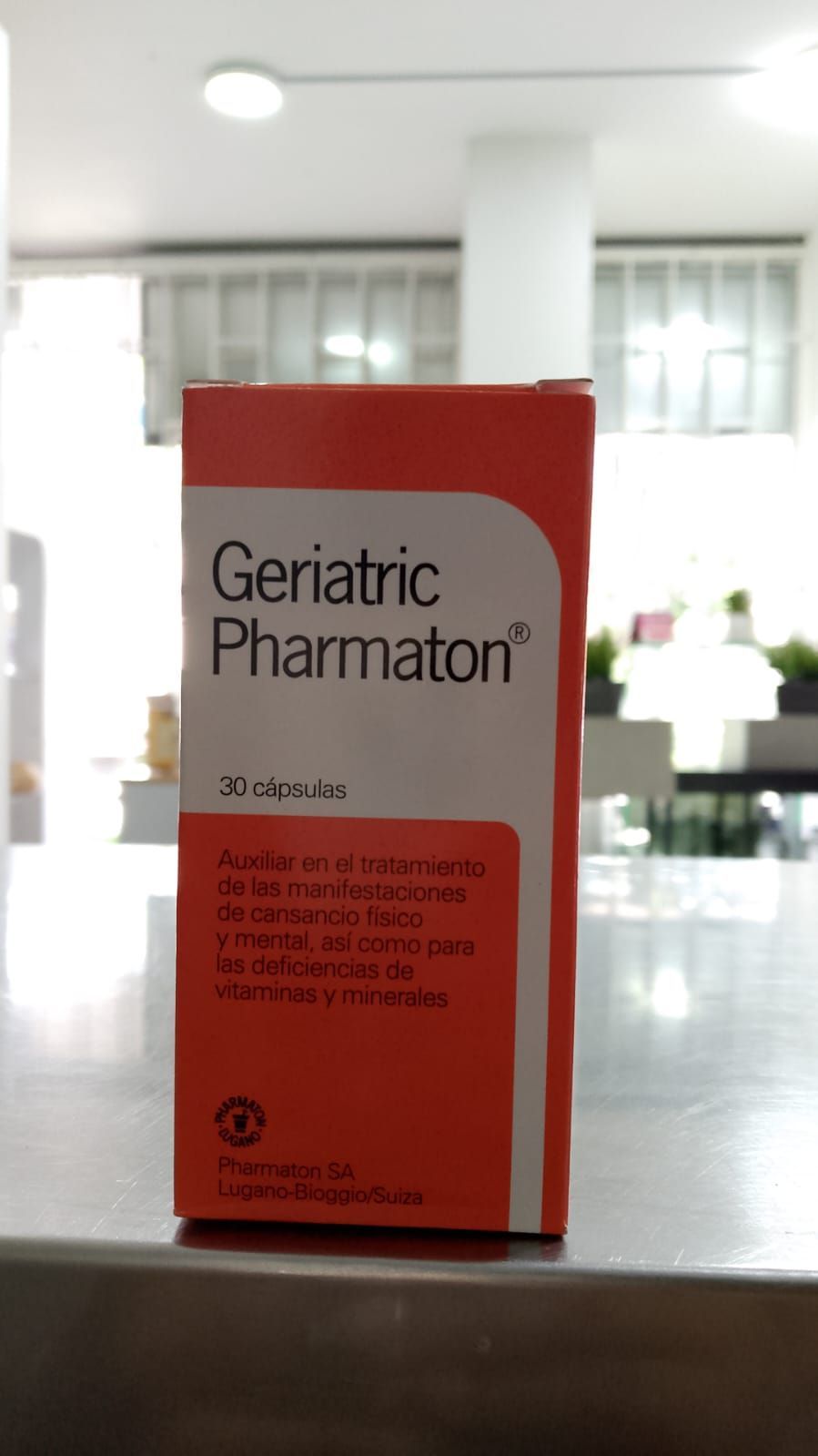 Una caja de Pharmaton geriátrico reposa sobre un mostrador
