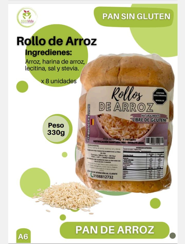 Una bolsa de rollos de arroz con un tazón de arroz al fondo.