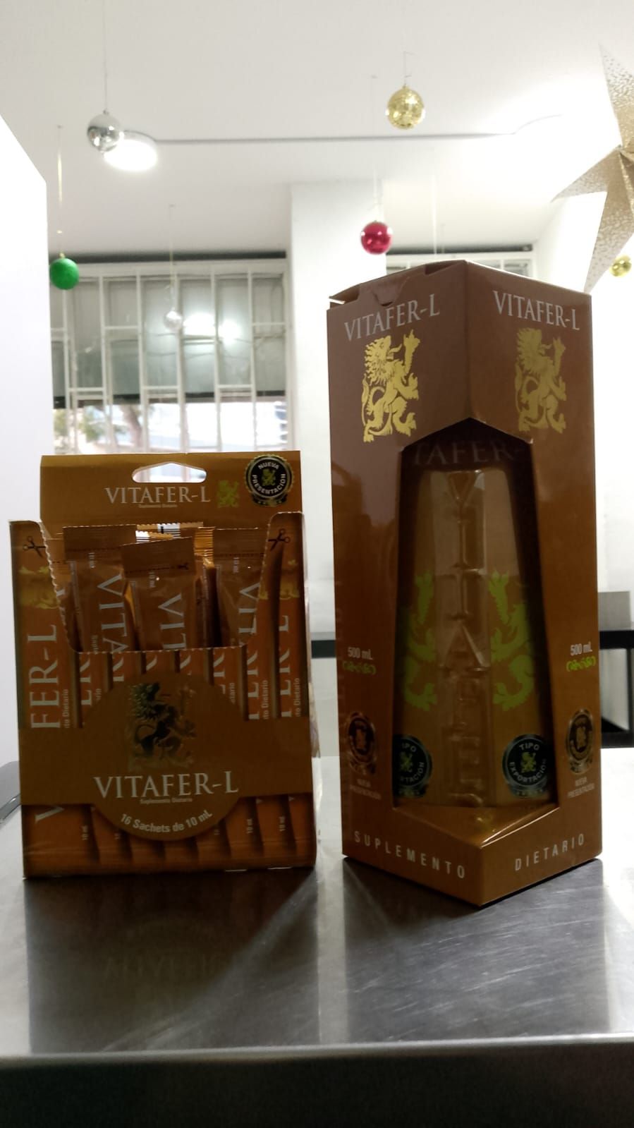 Un par de cajas colocadas encima de una mesa.