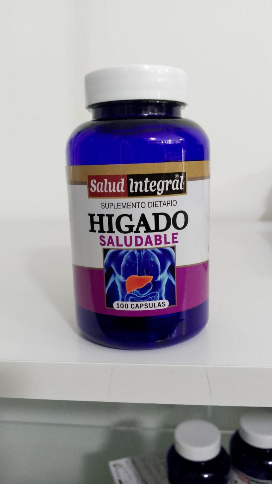 Una botella de Higado Saludable está en un estante.