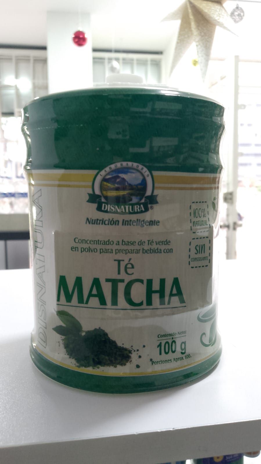 Una lata de té matcha está sobre una mesa.