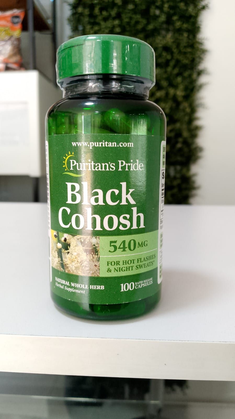 Una botella de cohosh negro está sobre una mesa.