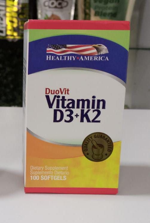 Una caja de Duovit Vitamina D3 K2 100 cápsulas blandas