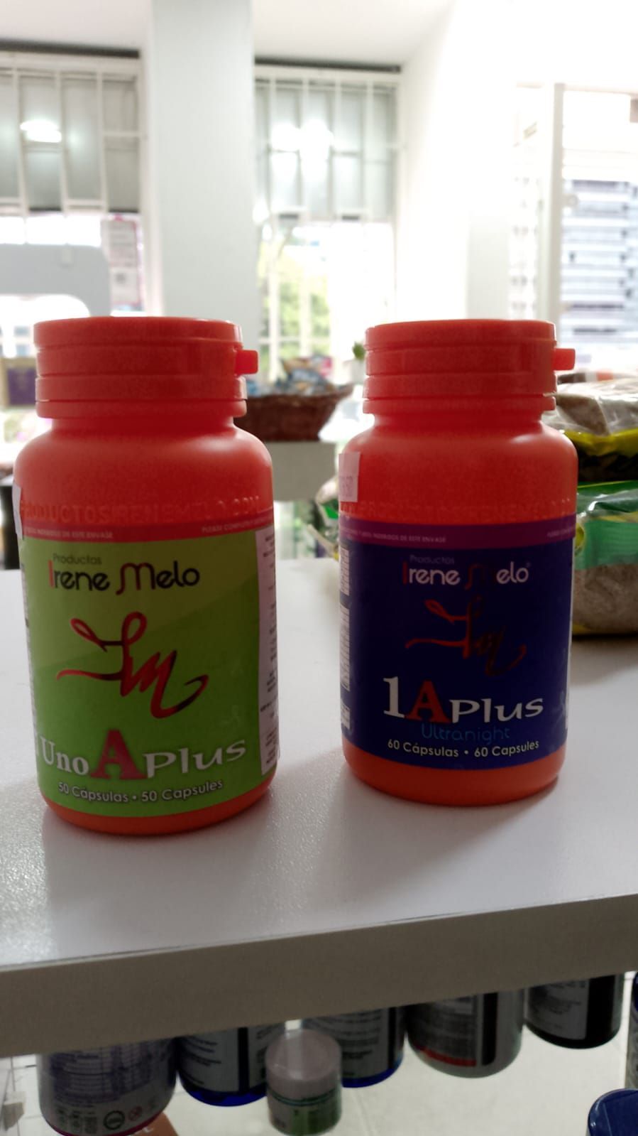 Hay dos frascos de pastillas sobre una mesa.