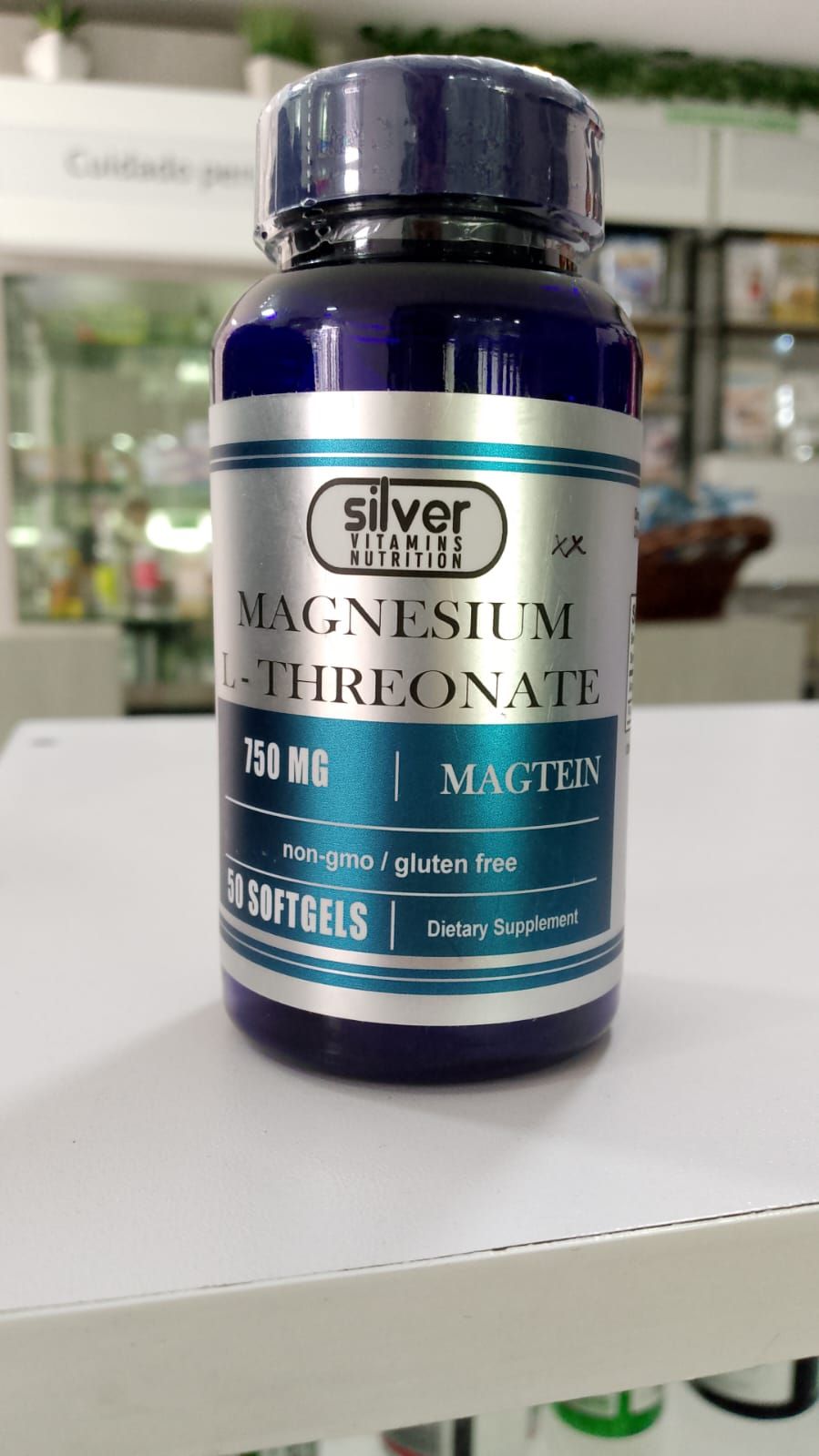 Una botella de carbonato de magnesio está en un estante de una tienda.