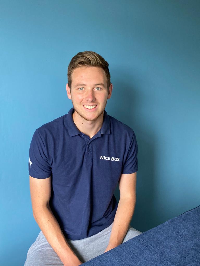 Nick Bos van Sportmassage 4 U in Purmerend, zittend bij massagebank