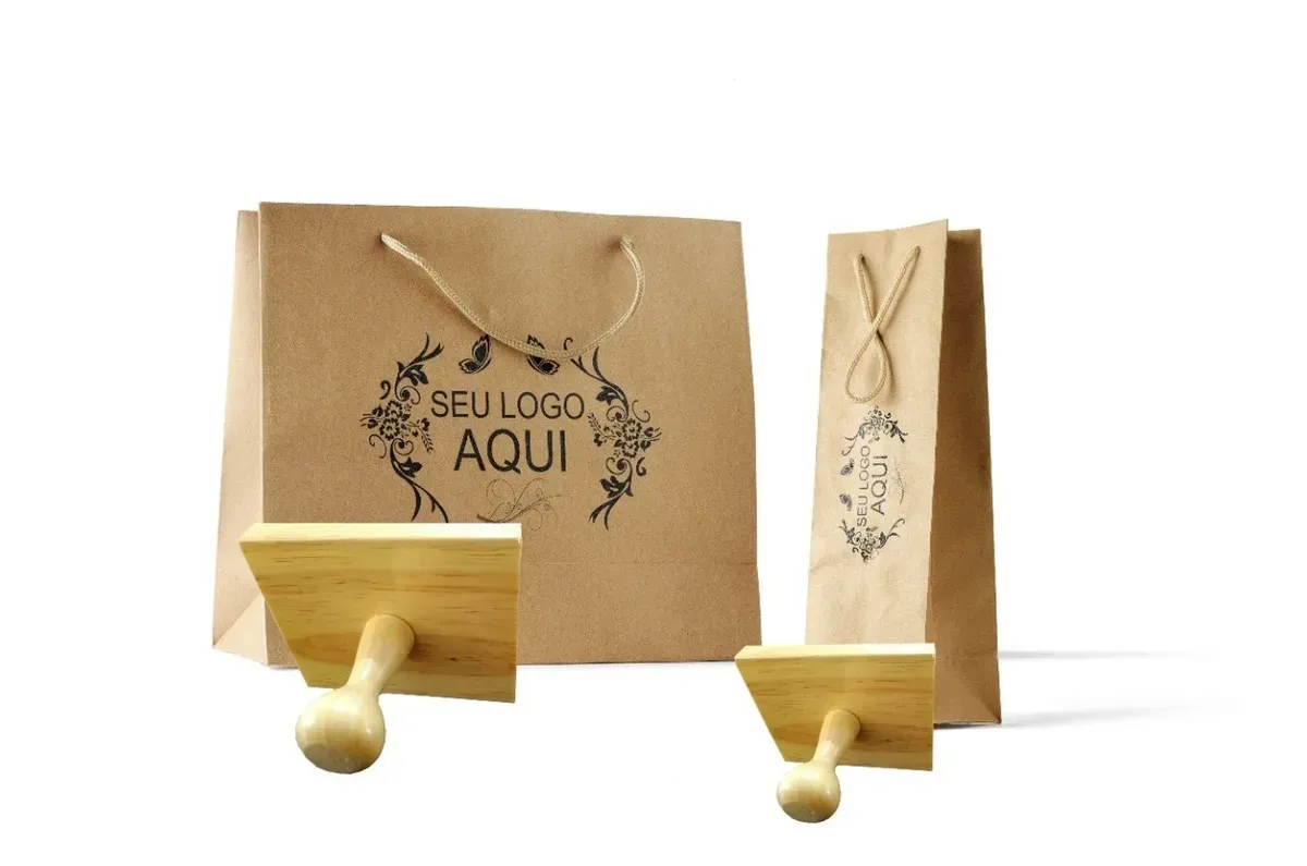 Um saco de papel pardo com a palavra aqui escrita nele