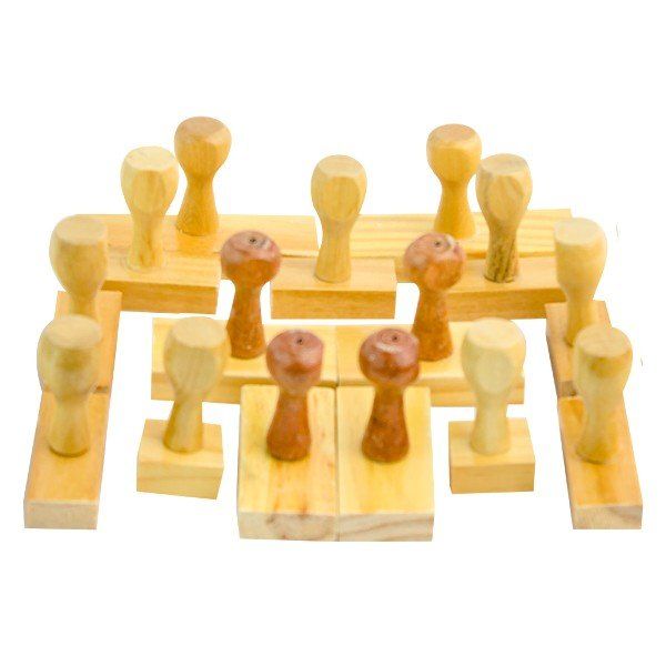 Um monte de carimbos de madeira empilhados uns sobre os outros