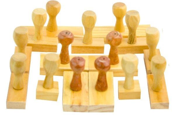 Um monte de carimbos de madeira empilhados uns sobre os outros