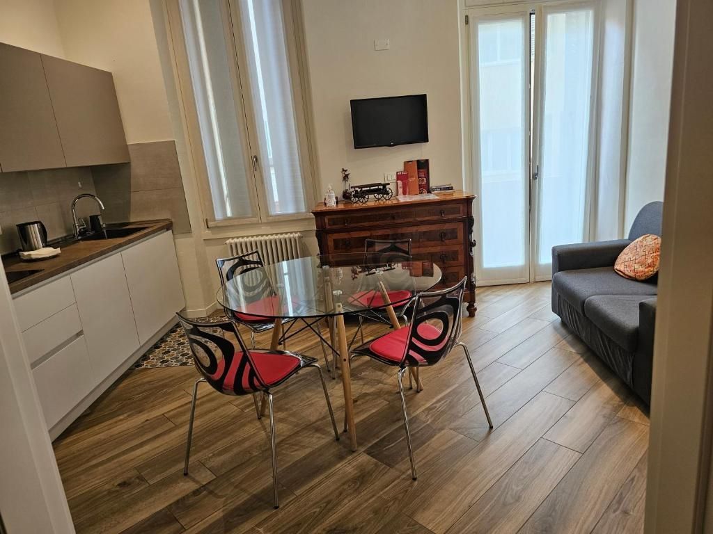 Interno di un piccolo appartamento con cucina, zona pranzo e divano.