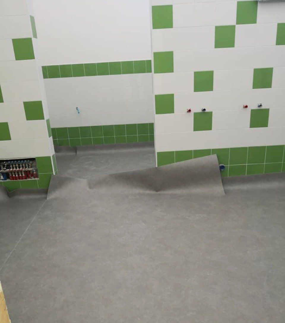 posa di pavimento in linoleum grigio