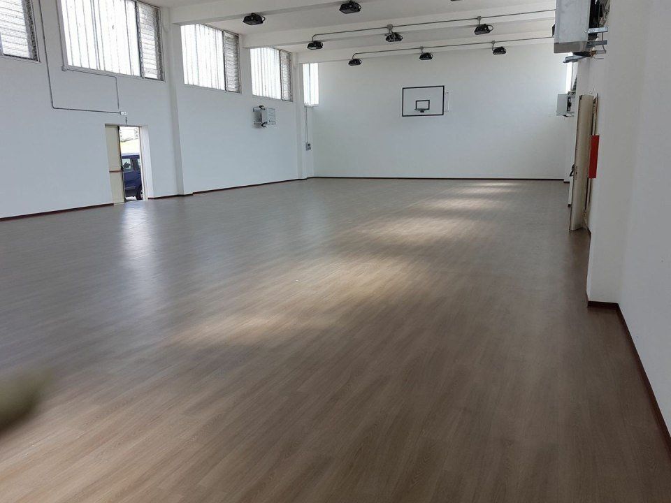 sala con pavimenti per impianti sportivi a Bari