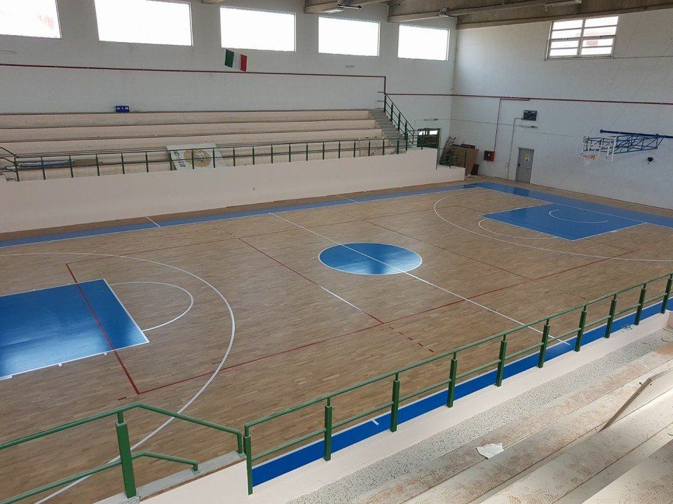 pavimento effetto legno in un impianto sportivo