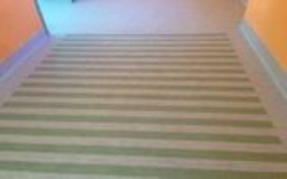 pavimento in gomma con strisce antiscivolo