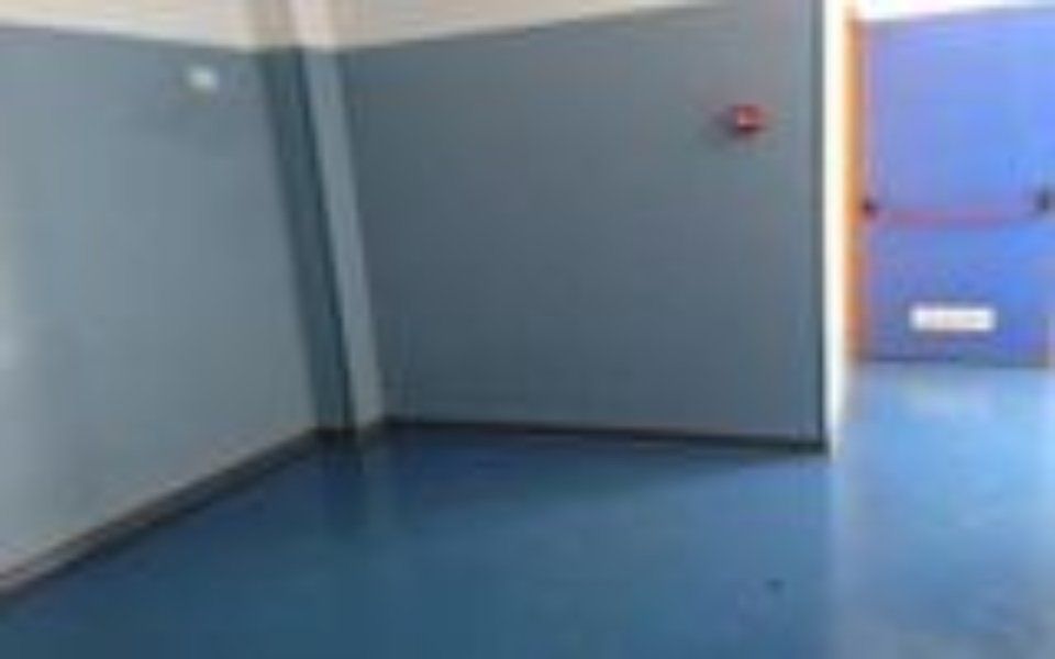 ambiente ospedaliero con pavimento in gomma blu