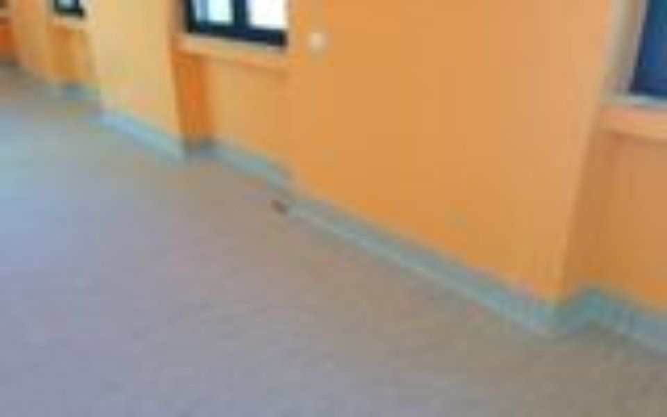 pavimento beige in gomma e pareti arancioni