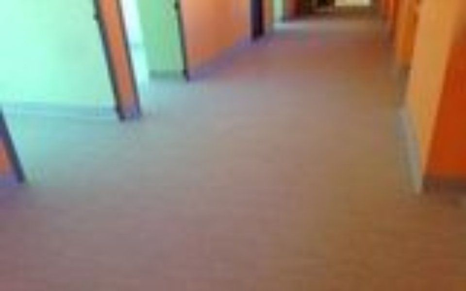 pavimento beige in gomma in un corridoio