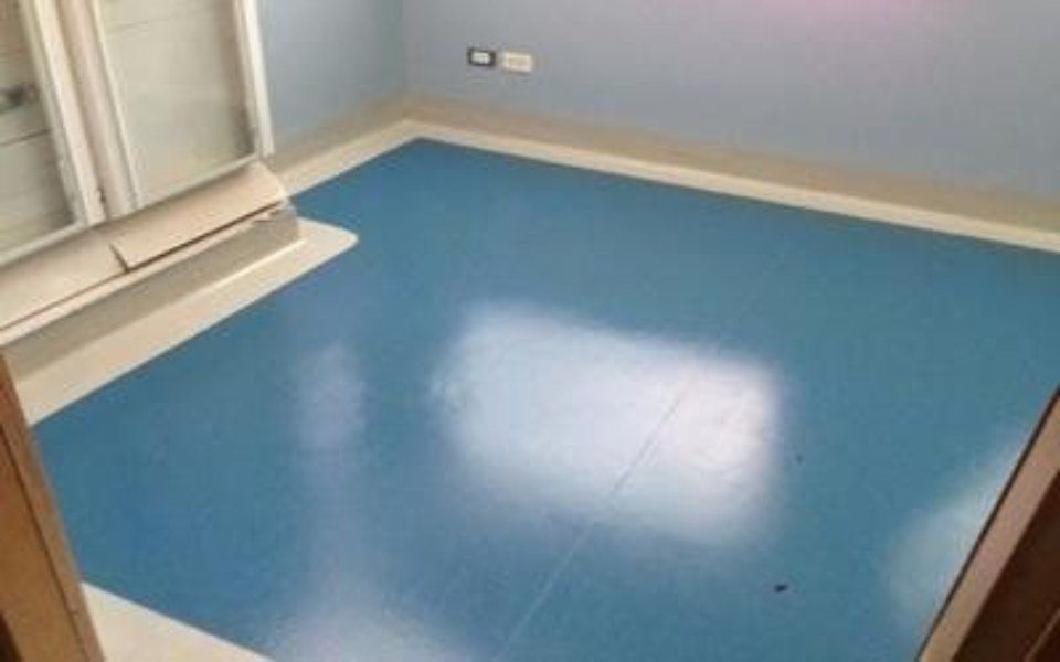 stanza con pavimento in linoleum azzurro