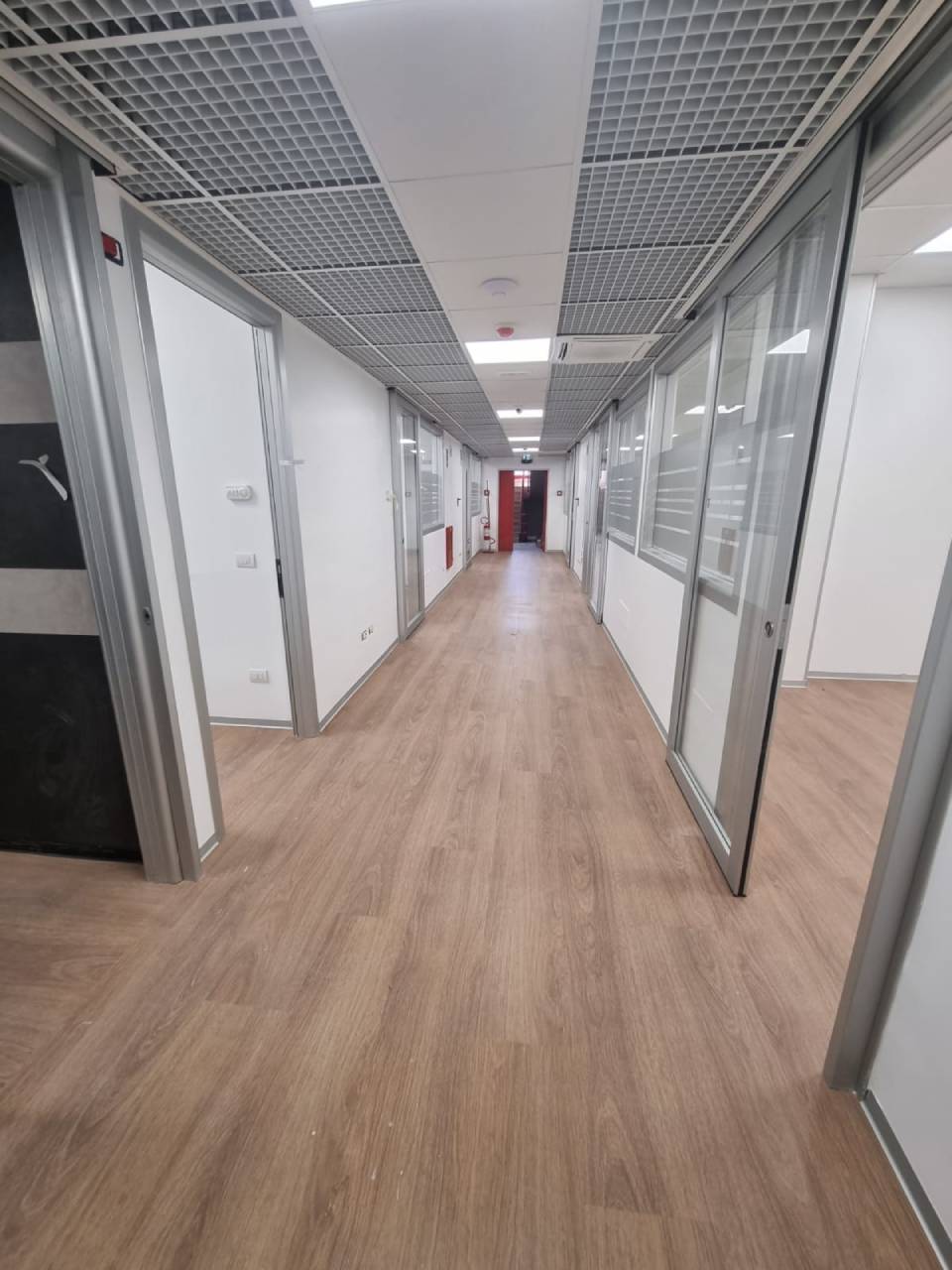 corridoio di una clinica con parquet