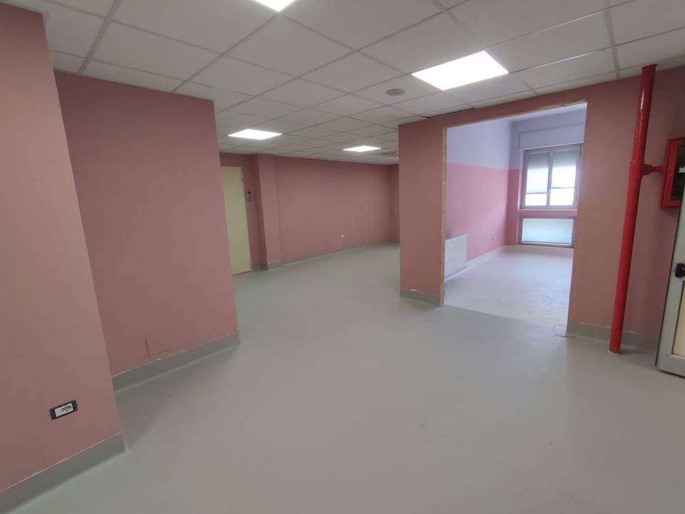 clinica con pavimento in gomma grigio e pareti rosa