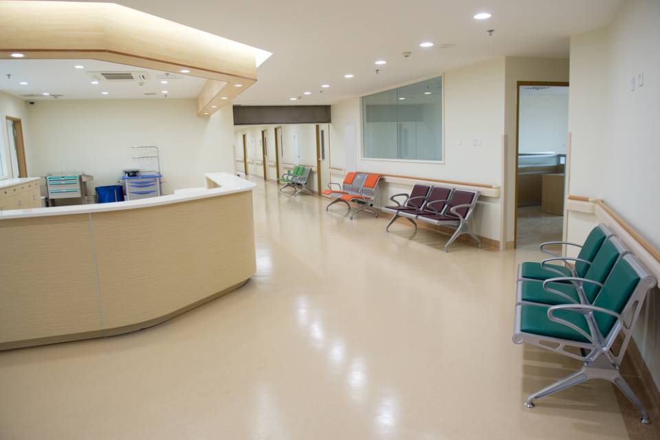 sala d'attesa di una clinica con pavimento in linoleum