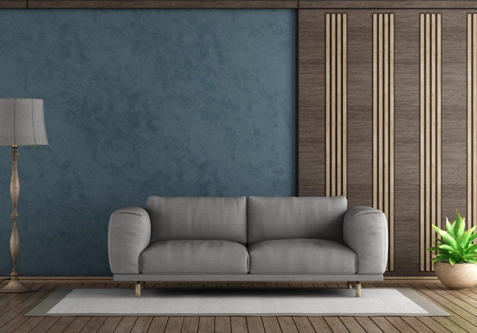 parete di zona living con rivestimento in legno a strisce