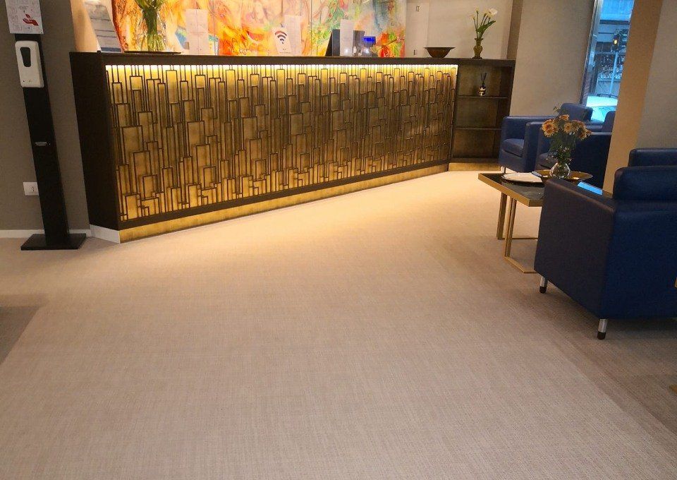 hall con pavimento in linoleum beige