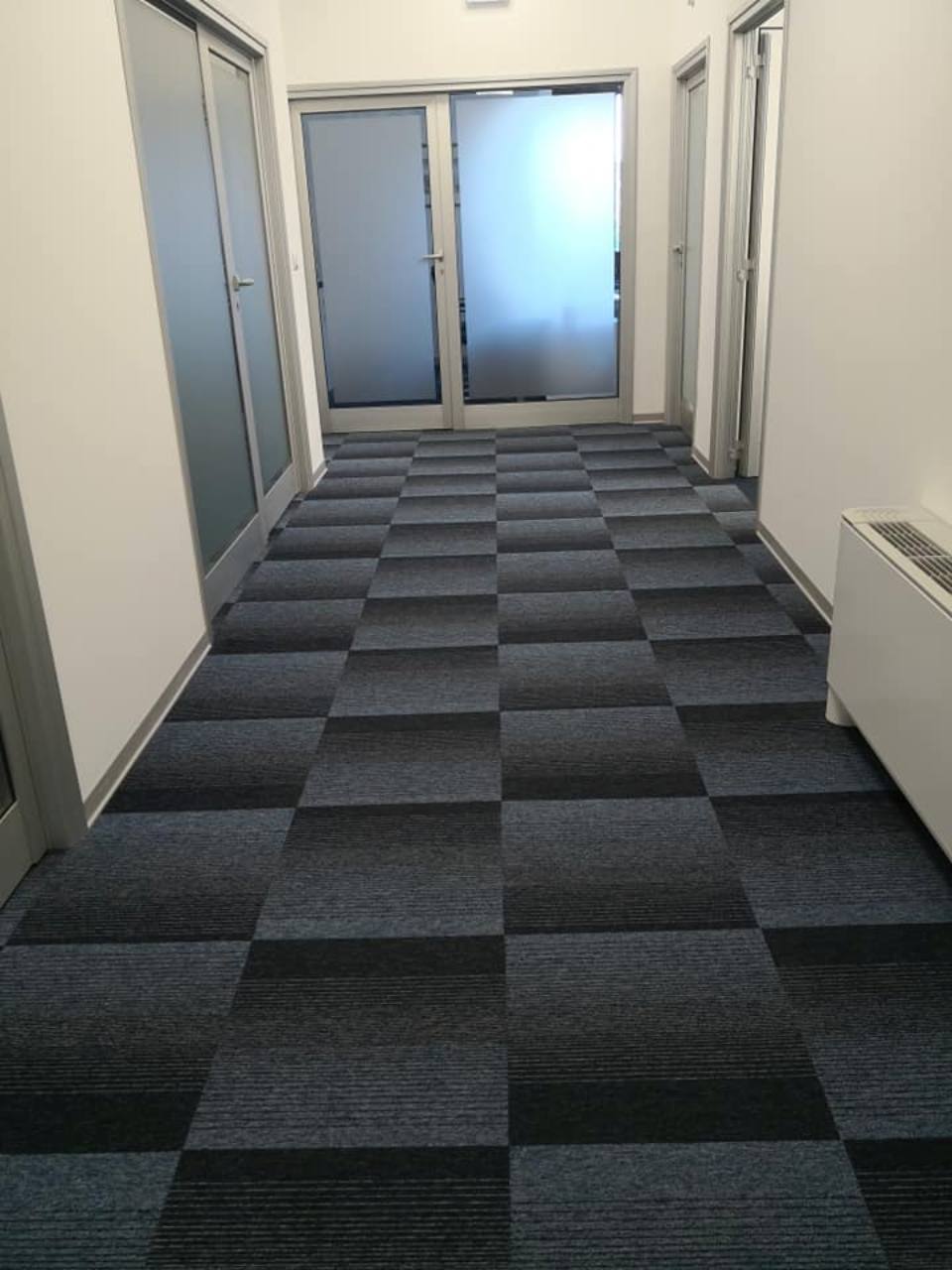 moquette con quadrati grigi e blu sfumati