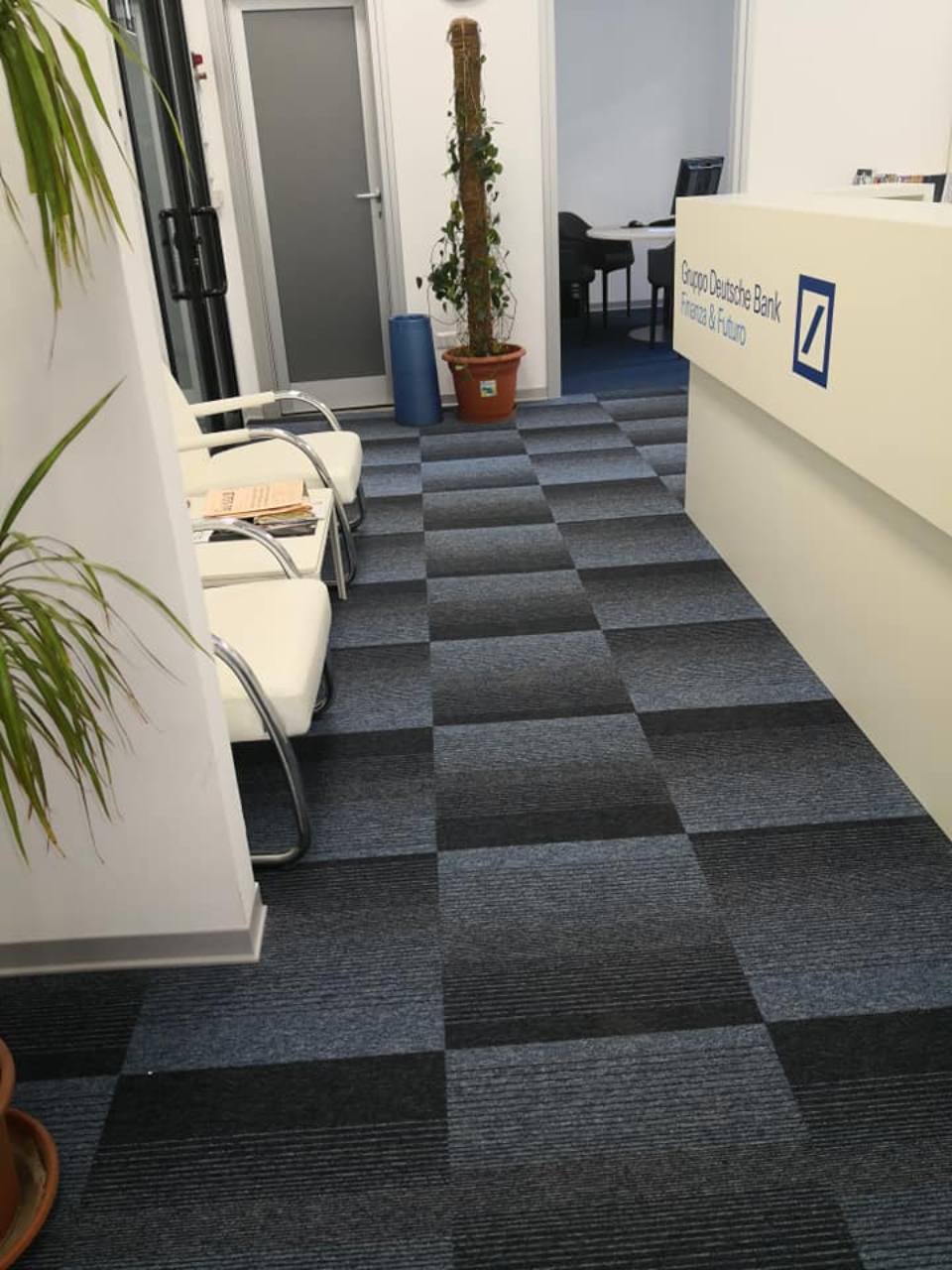 ingresso di una banca con moquette a quadrati scuri