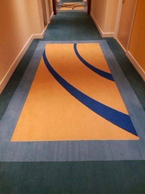 moquette blu con riquadro arancione e onde blu