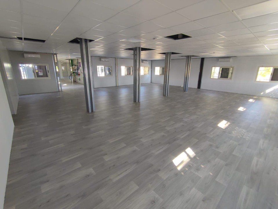 pavimento in legno in un locale commerciale vuoto