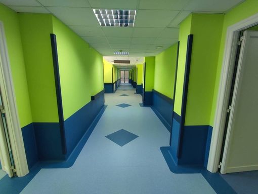 pavimento in linoleum azzurro e blu in una struttura sanitaria