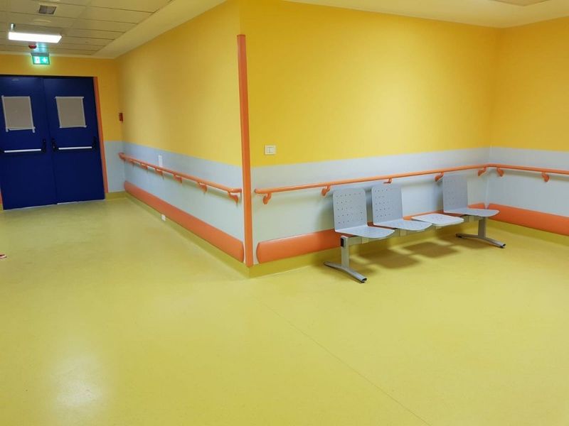 sala d'attesa con pavimento in linoleum giallo